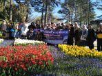 jemaah-umrah-plus-turki-menikmati-musim-tulip-di-taman-emigran-park.jpg