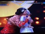 julia-perez-dan-dewi-perssik-berpelukan-di-acara-anugerah-dangdut-indonesia-2016_20161205_231955.jpg