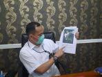 kasat-reskrim-pangkalpinang-adi-putra-menunjukan-foto-dpo.jpg