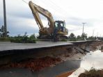 kondisi-jalan-raya-damar-tergerus-air-pasca-banjir_20170718_161636.jpg