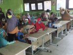 masuk-sekolah-sejumlah-orang-tua-mengantar-anaknya.jpg