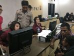 melkianus-djami-alias-licuk-bersama-keluarganya-mendatangi-markas-polres_20180430_072505.jpg