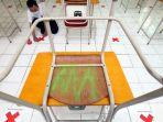 memasang-tanda-jarak-antara-tempat-duduk-siswa-physical-distancing-di-salah-satu-ruangan.jpg