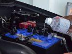 mengisi-air-aki-mobil.jpg