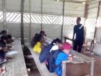 mulyadi-mengajar-anak-anak-talang-mamak-di-pedalaman-tnbt-inhu_20180502_164622.jpg