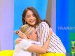 nikita-mirzani-nangis-nagita-slavina-menenangkan-okee.jpg