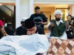 opick-berdoa-dihadapan-jenazah-istri-keduanya_20180319_120231.jpg