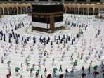 para-jamaah-haji-mengelilingi-kabah-dengan-tetap-menjaga-jarak.jpg