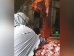 pembeli-sedang-membeli-daging-sapi.jpg