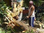 petugas-dlh-kota-mojokerto-sedang-membersihkan-batang-pohon.jpg