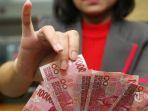 petugas-jasa-penukaran-uang-asing-saat-menghitung-pecahan-rp-100000.jpg