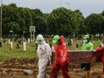 petugas-pemakaman-membawa-peti-jenazah-pasien-suspect-virus-corona-atau-covid-19-di-tpu-tegal-alur.jpg