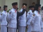 petugas-yang-dengan-sigap-mengelap-setiap-keringat-paskibraka_20180817_115911.jpg