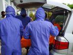 polisi-saat-membawa-jenazah-juhari-ke-rsud-marsidi.jpg