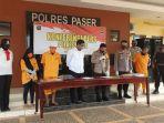 polres-paser-saat-memberikan-keterangan-pers.jpg