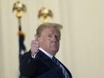 presiden-donald-trump-mengacungkan-jempol-dari-blue-room-balcony.jpg