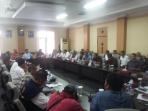 rapat-di-gedung-dprd-beltim_20160907_124104.jpg
