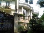 rumah-mewah-milik-bos-first-travel_20170816_115209.jpg