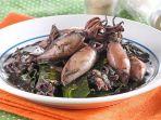 sajian-cumi-masak-tinta-dan-daun-melinjo.jpg