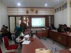 salah-satu-tim-sedang-memaparkan-hasil-pengabdian-masyarakat_20180811_143823.jpg