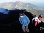 sejumlah-pendaki-melintasi-jalur-terjal-menuju-puncak-gunung-rinjani.jpg