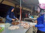 seorang-pembeli-sedang-membeli-ayam-potong-di-pasar-induk-tanjungpandan_20180427_133231.jpg