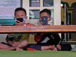 siswa-belajar-daring-duduk-di-masjid.jpg