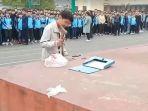 siswa-di-cina-diberi-hukuman-hancurkan-ponselnya-sendiri-karena-dibawa-ke-sekolah.jpg