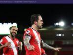 striker-southampton-danny-ings-merayakan-gol-melawan-liverpool.jpg