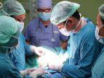 tim-dokter-rsud-dr-marsidi-judono-melakukan-operasi-tahap-pertama.jpg