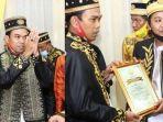 ustaz-abdul-somad-menerima-gelar-dari-kesultanan-sambas.jpg