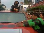 wanita-bagi-bagi-uang-kepada-warga-dan-driver-ojek-online-alias-ojol.jpg