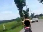 wanita-muda-kendarai-motor-hanya-kenakan-pakaian-dalam.jpg