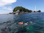 wisatawan-lokal-berenang-di-kawasan-spot-snorkling-dan-diving.jpg