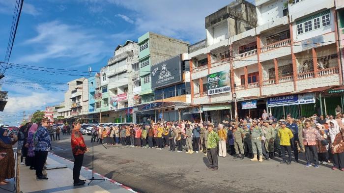 Ratusan aparatur sipil negara (ASN) mengikuti apel pagi gabungan yang dipimpin langsung oleh Wali Kota Bengkulu Dedy Wahyudi bersama Wakil Wali Kota Ronny PL Tobing, Kamis (5/2/2026).
