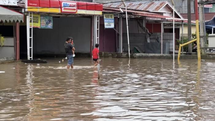 BANJIR-Banjir Kota Bengkulu kembali melanda wilayah permukiman warga, salah satunya di kawasan Jalan Kalimantan, Kelurahan Rawa Makmur, Kecamatan Muara Bangkahulu, Kota Bengkulu, Sabtu (3/1/2026).