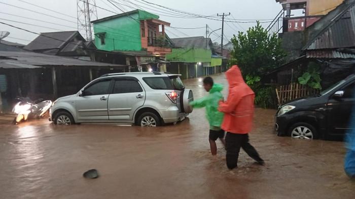 BANJIR - Foto suasana dilokasi banjir yang terjadi di Kabupaten Lebong pada Minggu (5/4/2026). Banjir ini disebabkan tingginya curah hujan yang terjadi sehingga membuat sungai meluap.