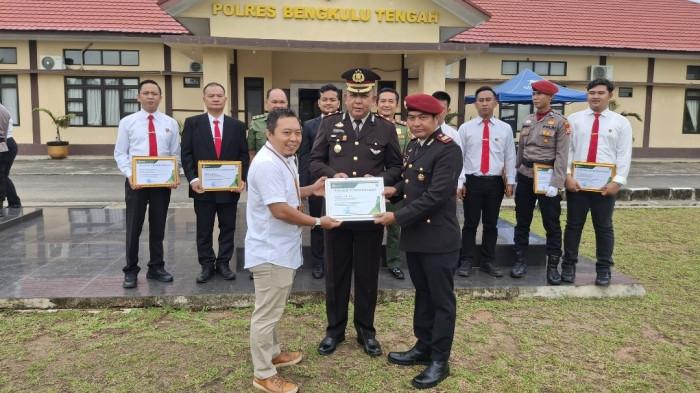 10 Personel Polres Bengkulu Tengah Terima Penghargaan BKSDA karena Ungkap Kasus Perambahan Hutan