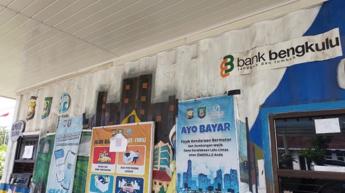 BAYAR PAJAK Suasana di Samsat Drive Thru MPP Kota Bengkulu.  Warga Bengkulu dapat membayar pajak kendaraan bermotor dengan lebih mudah dan cepat melalui layanan Samsat Drive Thru