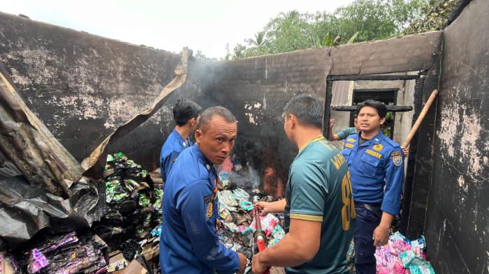 SIRAM ULANG: Tim Damkar Seluma Jumat pagi 2 Januari 2026 kembali melakukan penyiraman di enam ruko yang terbakar 1 Januari 2025, karena masih ada titik api
