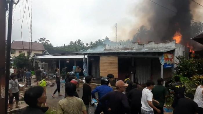 KEBAKARAN: Enam Ruko di Kelurahan Pasar Tais terbakar Kamis petang 1 Januari 2026. Api cepat merembet karena posisi Ruko yang berdempetan