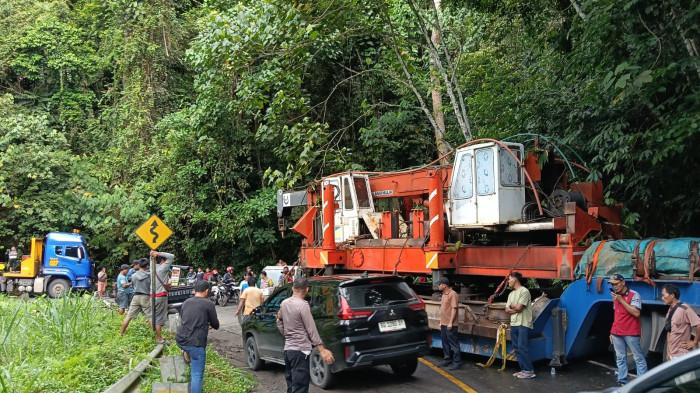 MACET - Kendaraan roda dua, roda empat dan roda enam tanpa muatan sudah bisa melintas di kawasan Liku Sembilan, Bengkulu Tengah meski dengan sistem buka tutup arus, Jumat (9/1/2025) siang. Proses evakuasi truk trailer di kawasan Liku Sembilan Desa Tanjung Heran Kecamatan Taba Penanjung Kabupaten Bengkulu Tengah masih terus dilakukan.