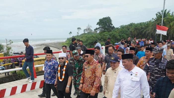 RESMIKAN - Gubernur Bengkulu Helmi Hasan saat meresmikan Jembatan Air Matan di Kabupaten Seluma, pada Jumat (6/2/2026).