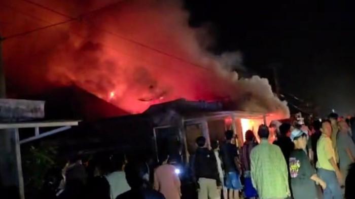 KEBAKARAN - Situasi kebakaran di Desa Daspetah Kabupaten Kepahiang pada Minggu (29/3/2026).Telah terjadi kebakaran rumah warga Desa Daspetah, Kecamatan Ujan Mas, Kabupaten Kepahiang pada Minggu (29/3/2026).