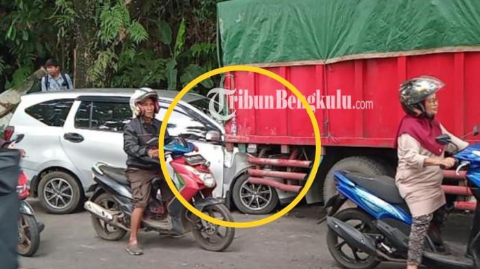 Kecelakaan Beruntun di Tikungan Gardu PLN Pasar Kepahiang Bengkulu Gegara Truk Tak Kuat Nanjak