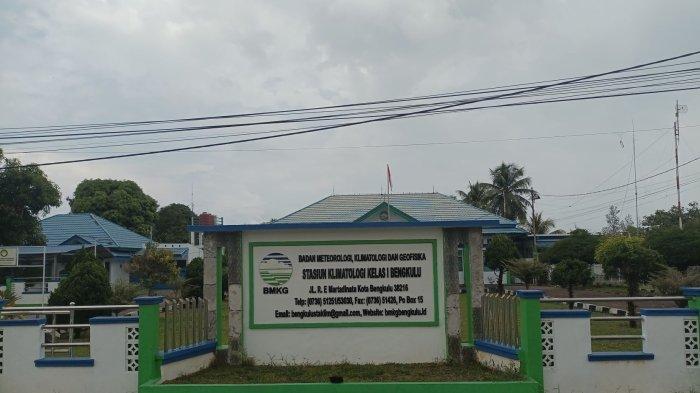 BMKG BENGKULU - Stasiun BMKG Bengkulu. BMKG Bengkulu mengeluarkan peringatan dini cuaca saat libur Nataru 2026. Hujan lebat disertai petir berpotensi melanda sejumlah wilayah hingga sore hari.