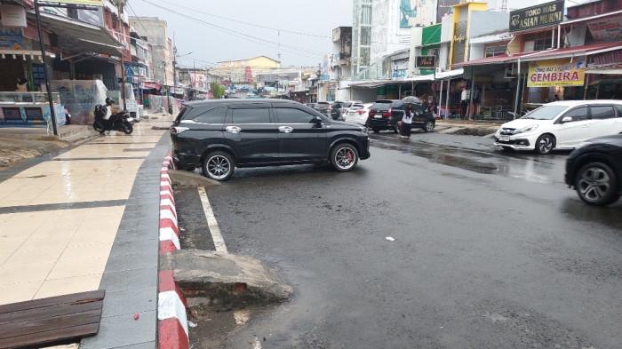 Deretan kanstin trotoar di sepanjang Jalan KZ Abidin I, Kota Bengkulu, tampak rapi dengan balutan warna merah dan putih usai dilakukan pengecatan, Senin (2/2/2026)
