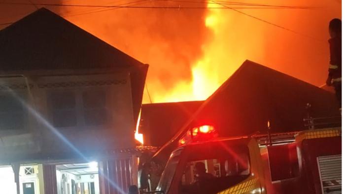 KEBAKARAN - Petugas sedang memadamkan api kebakaran hanguskan rumah warga. Kebakaran melanda kawasan permukiman warga di Kelurahan Talang Benih, Kecamatan Curup, Kabupaten Rejang Lebong, Jumat (1/5/2026) malam.