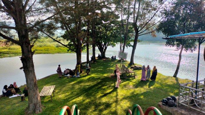 Suasana Danau Suro yang berada di Desa Suro Ilir, Kecamatan Ujan Mas Kepahiang, dipenuhi wisatawan yang asik duduk dibawah pohon, pada Sabtu (5/8/2023).