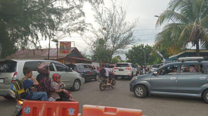 Lebaran Kedua, Jalan Menuju Pantai Jakat Padat Merayap, Polisi Berlakukan One Way